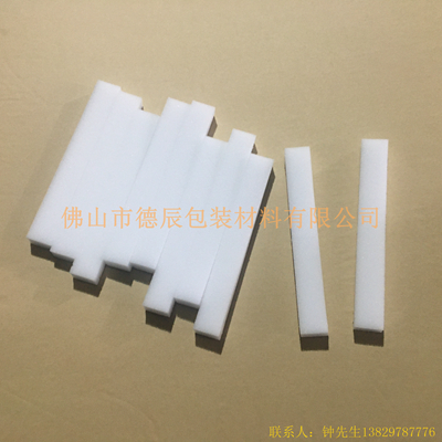 醫(yī)用防護(hù)面罩的海綿主要起到緩沖面部（主要是額頭）與PVC膠片的作用，起到密封的作用，因?yàn)楹＞d柔軟的特點(diǎn)，從而讓額頭與膠片完美的貼合，加上海綿柔軟與舒適性使得醫(yī)生在佩戴面罩的時候非常舒適。